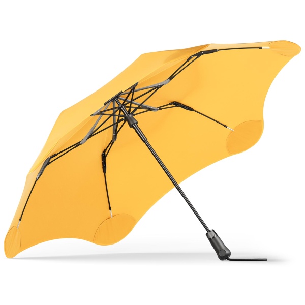 yellow umbrella lobster roll